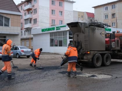 На проезде геолога Волкова и ул. Савушкина провели ямочный ремонт