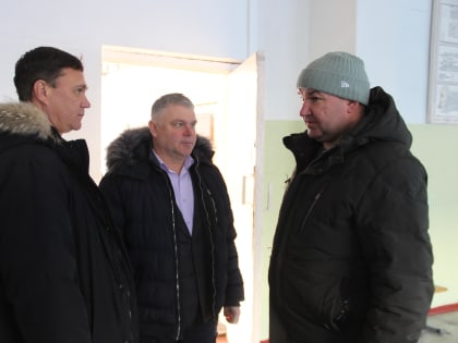 Глава города Олег Глотов проконтролировал ход работ по ремонту системы отопления в здании Гимназии №231 по адресу ул. Пионерская 2А