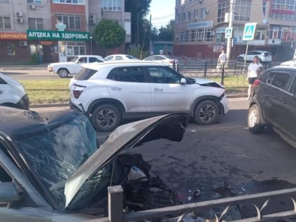 Возле торгового центра в Астрахани произошло ДТП