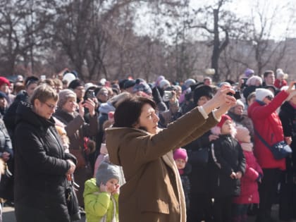 В Астрахани сожгли гигантское соломенное чучело