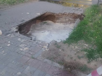 Правоохранительные органы проводят проверку после падения женщины в провал с горячей водой в Астрахани