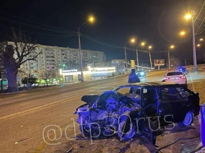 В Астрахани произошло серьёзное ДТП с участием отечественной легковушки и столба