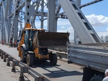 В Астрахани приступили к помывке Старого моста