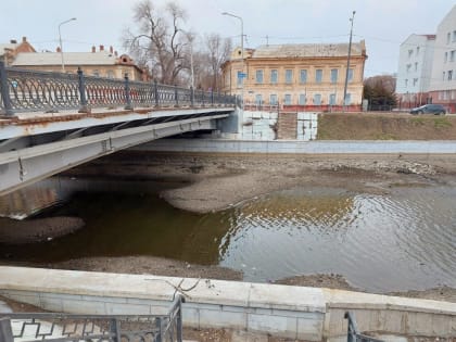 Астраханцы продолжают швырять на дно каналов плитку, покрышки и тележки из супермаркетов