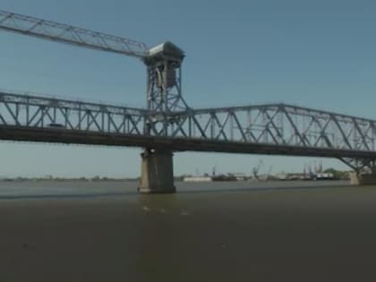 Ремонт старого моста через Волгу в Астрахани