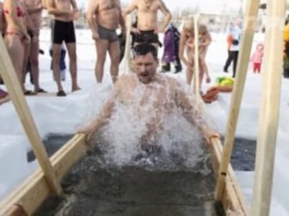 В Минздраве назвали категории граждан, которым нельзя нырять в прорубь