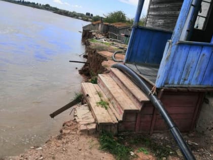 В астраханском селе дома повисли на обрушающемся береге