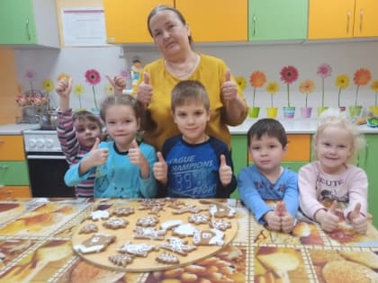 В Енотаевском приюте испекли крещенские пряники