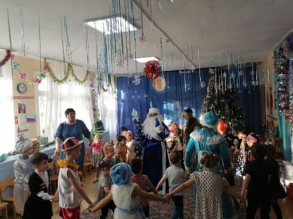 Малыши попрощались с ёлкой