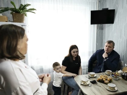 Астраханский губернатор навестил родных мобилизованного