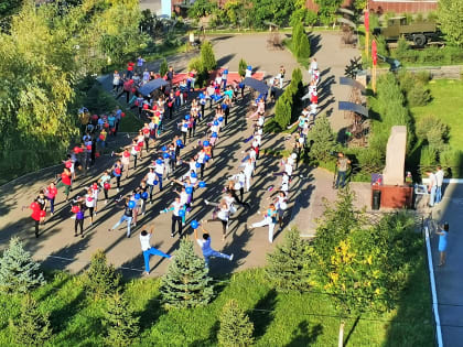 В День государственного флага утренняя зарядка медиков окрасилась в цвета триколора