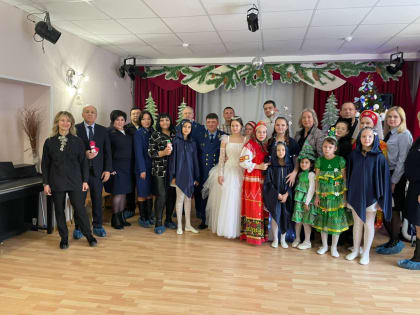 Виктор Репин передал сладкие новогодние подарки в детский Центр «Улитка»