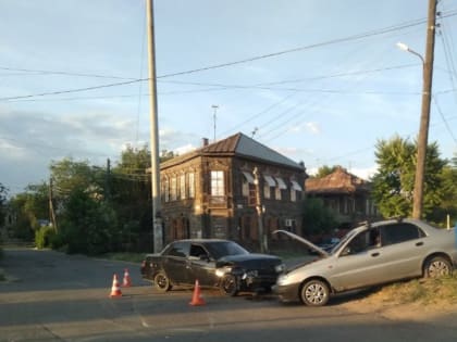 В Астрахани автомобиль загнал другой на пригорок