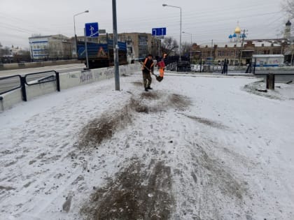 300 коммунальщиков убирают то, чего так ждали все астраханцы