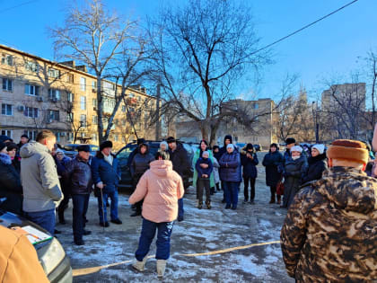 В рамках реализации проектов инициативного бюджетирования специалисты администрации провели встречу с жителями многоквартирных домов