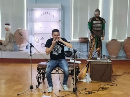 Астраханцы заслушались музыкой древних кочевых народов от мастера горлового пения