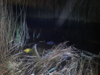 В Приволжском районе такси с двумя людьми ушло под воду