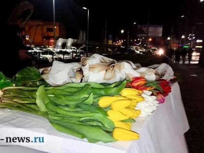Тюльпаны на астраханских улицах продают даже по ночам