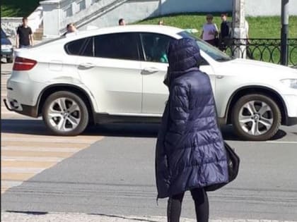 В Астрахани сфотографировали женщину в куртке