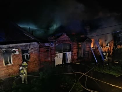 В Астрахани при пожаре на улице Чехова пострадали два человека