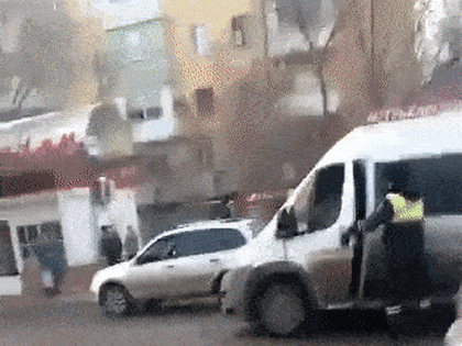 Астраханский инспектор ДПС разбил стекло маршрутке с пассажирами