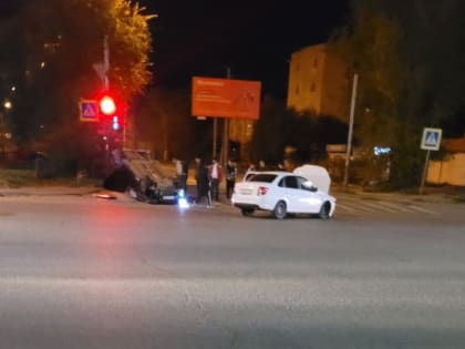 Машина перевернулась после жесткого столкновения на Яблочкова