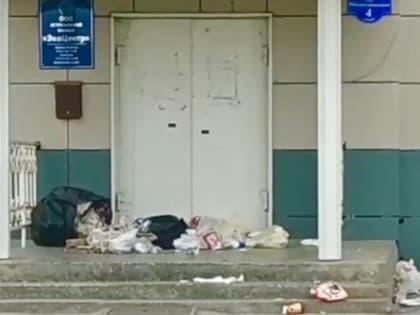 В Астрахани неизвестные вывалили кучу мусора у офиса регоператора