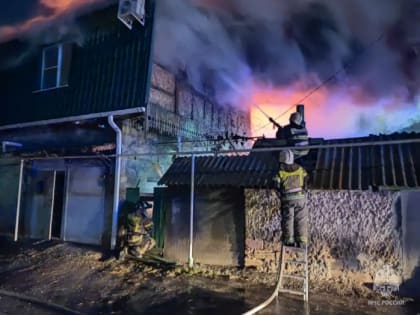 В Астрахани 34 пожарных тушили пожар в двух жилых домах