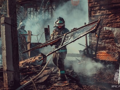 5 часов пожарные тушили пылающую двухэтажку в Астрахани