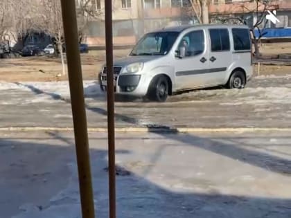 Жизнь на астраханских улицах и во дворах парализована из-за прорывов канализации