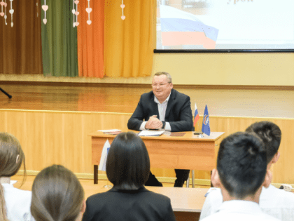 Игорь Мартынов провел «Разговоры о важном» с астраханскими школьниками