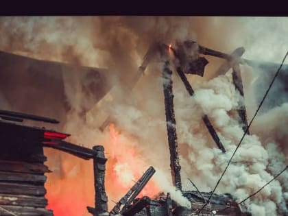 В Астрахани горели хозпостройки и склад