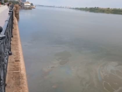 В центре Астрахани очищают загрязненную Волгу