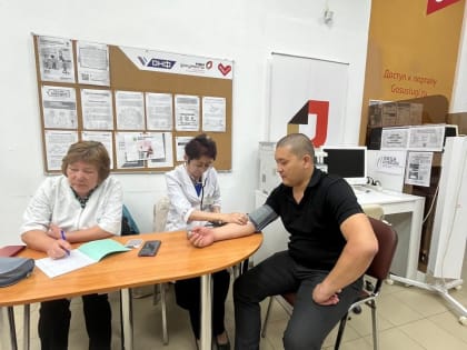 Медицинские работники Володарской районной больницы провели акцию «Измерь своё давление!»