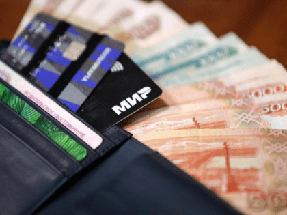 Астраханцы стали на 13% реже снимать наличные