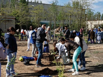Союз православных женщин в городе Астрахани принял участие в субботнике в сквере детской больницы
