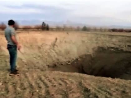 В Турции появилась карстовая воронка глубиной 15 метров