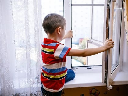 Вместо конфет астраханские дети предпочитают есть магниты и батарейки