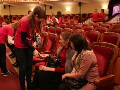 В астраханском драмтеатре впервые состоялся спектакль с тифлокомментариями