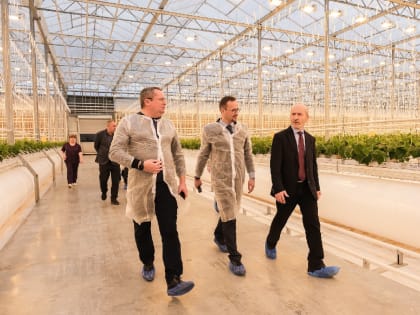 Руководство астраханской облдумы посетило теплицу пятого поколения