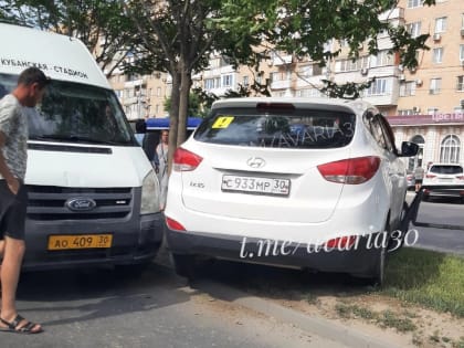 На улице Победы маршрутка протаранила автомобиль с начинающим водителем