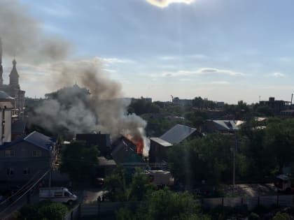 В Астрахани у храма горит деревянный дом: ВИДЕО