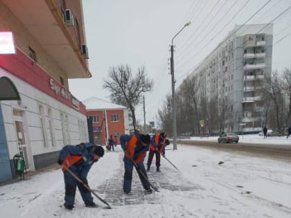 Около 350 человек вышли на уборку снега в Астрахани