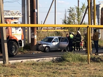 В Астрахани автоледи за рулем протаранила теплотрассу