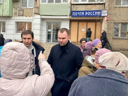 Представитель «Единой России» встретился с астраханцами, требующими возобновить работу почтового отделения