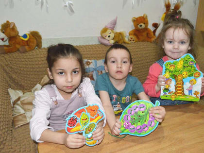 «Весёлые шнурочки» занятие для дошколят в СРЦ для несовершеннолетних «Дружба»