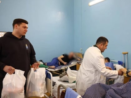 Губернатор Астраханской области поздравил бойцов и врачей астраханского госпиталя с праздниками