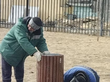 Вандалы разгромили урны в астраханском парке