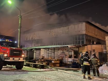 На Татар-базаре загорелись торговые павильоны