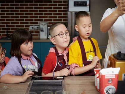 Школьники в АГУ обучились готовке и шитью